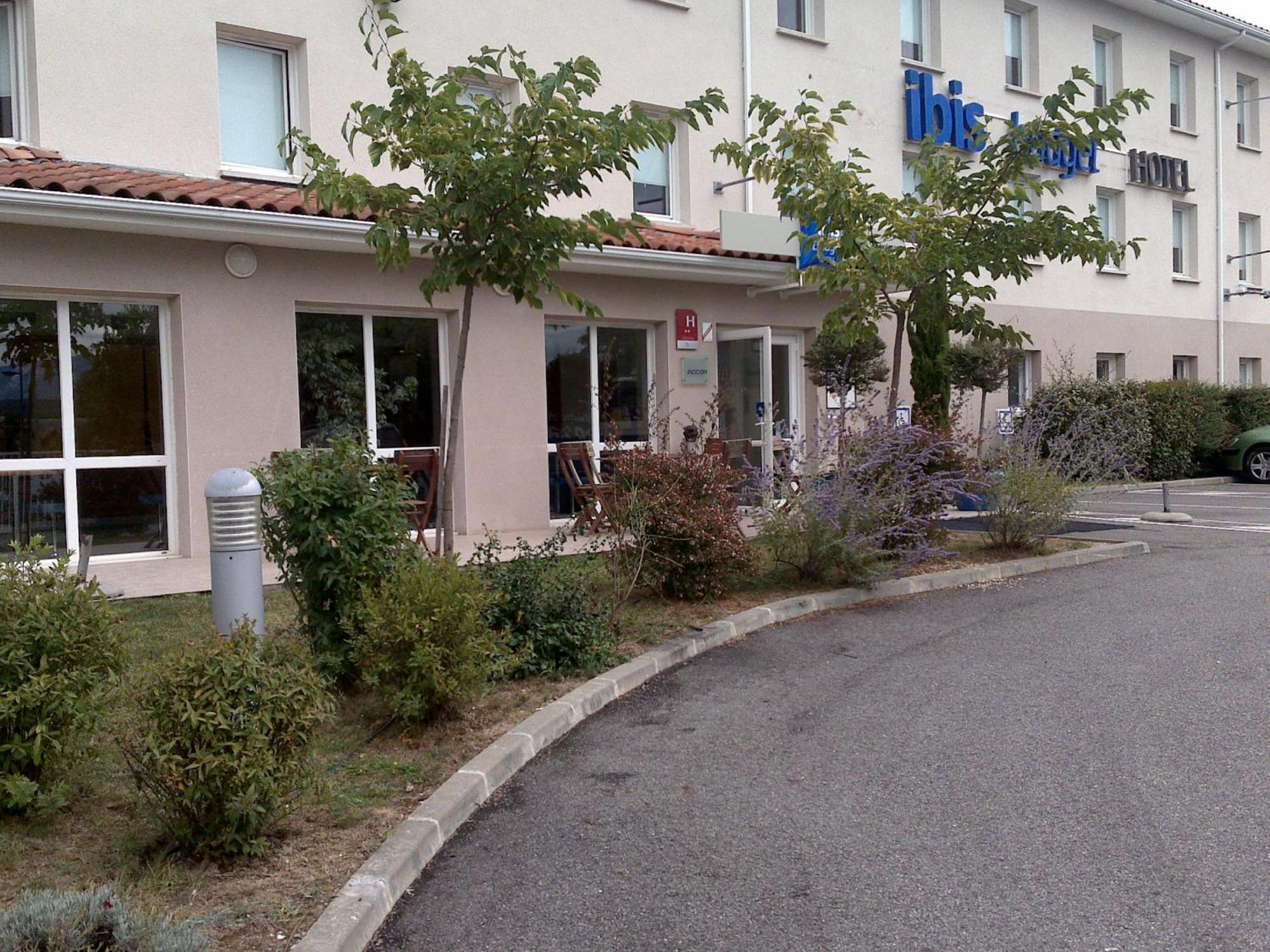 Ibis Budget Saint Gaudens Estancarbon Exterior photo